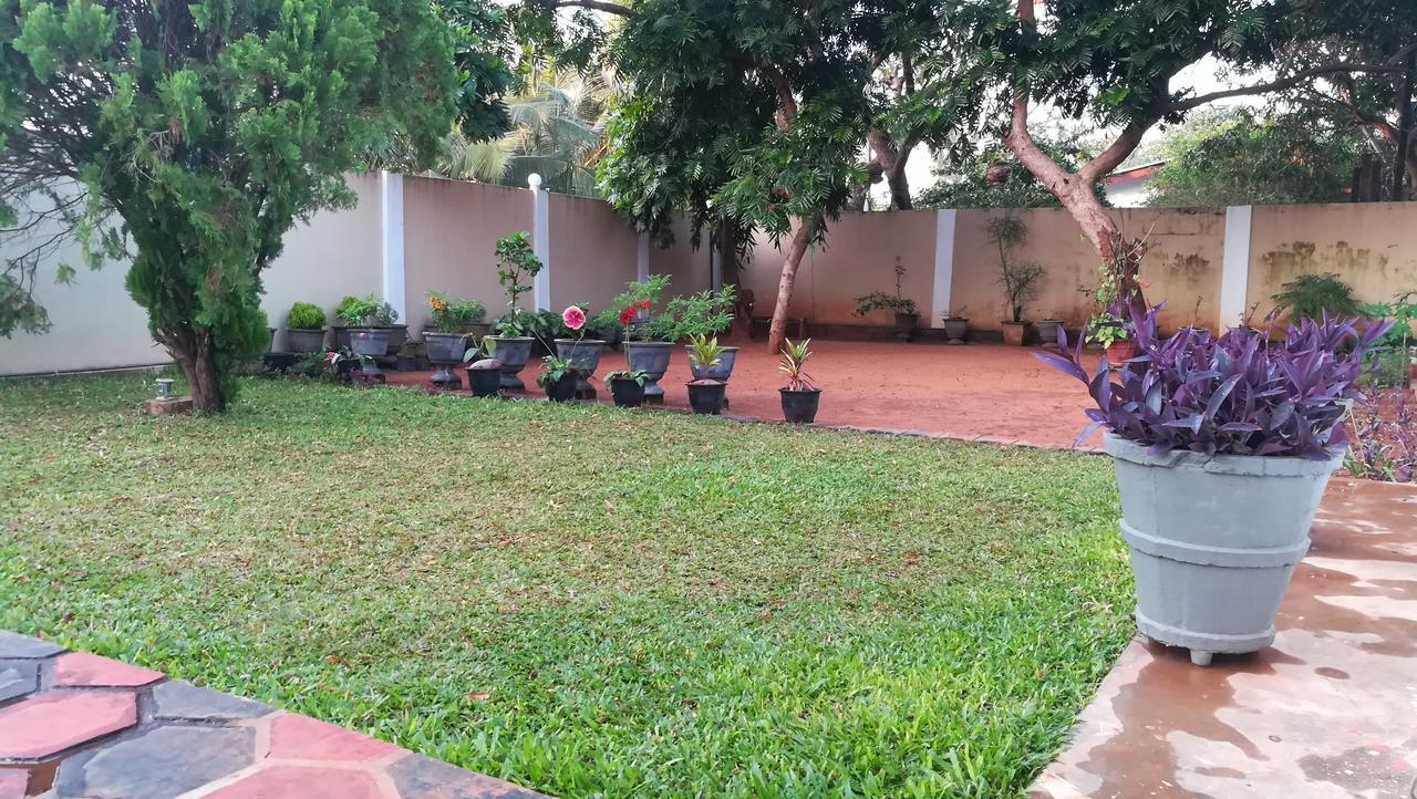 Dayanithi Guest House Jaffna Exterior foto